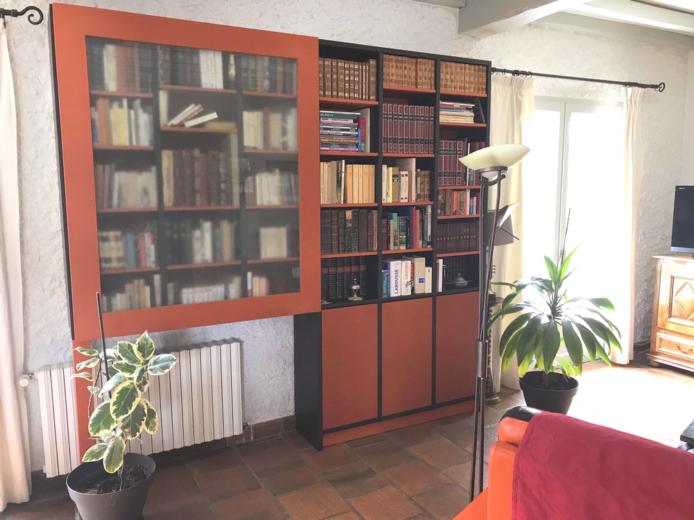 Bibliothèque vitrée en medium teinté dans la masse orange