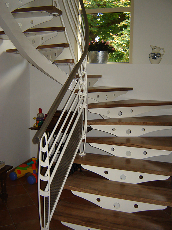 Habillage d'escalier métallique avec marches en noyer - 2