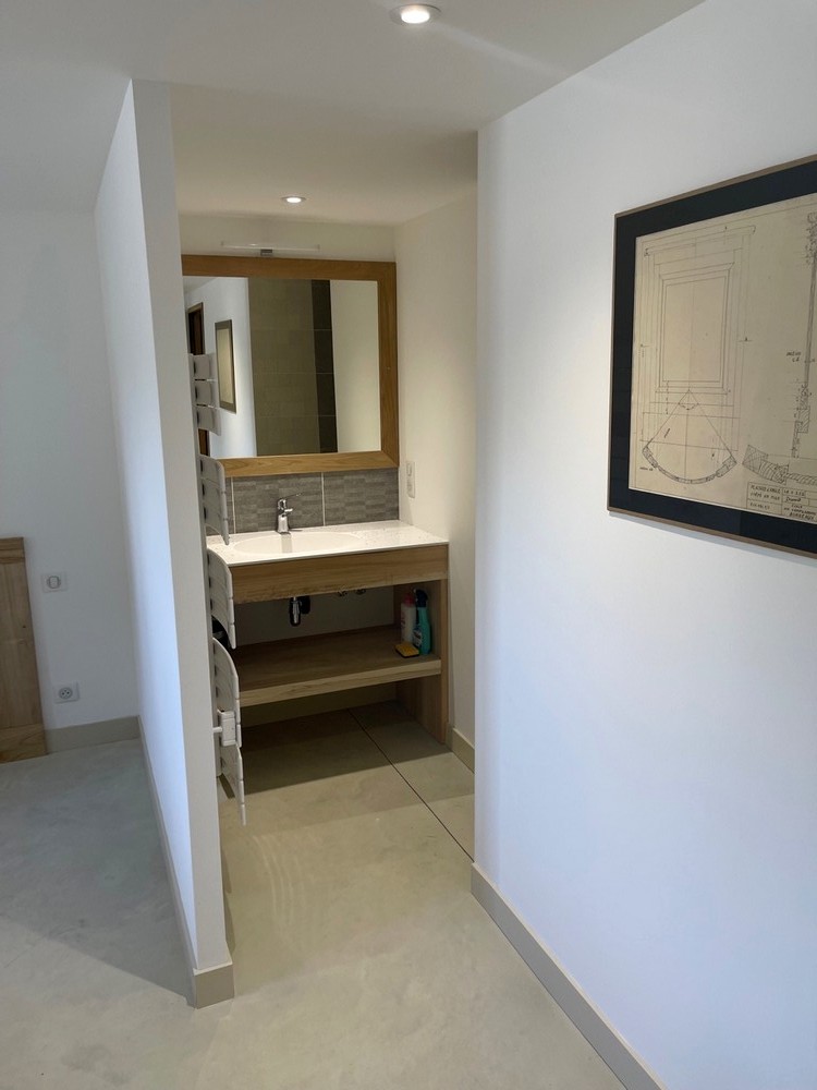 Meuble de salle de bain en peuplier, plan de travail mine en corian avec cadre miroir chêne